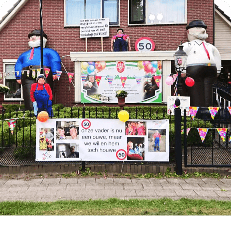 Versierd huis met poppen, ballonnen en spandoeken; viert vader’s 50e verjaardag (Abraham).